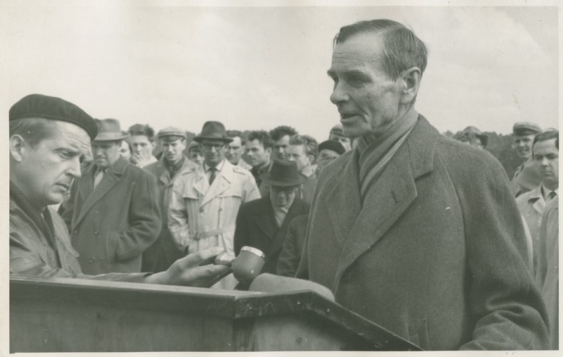 TPI uue hoonetekompleksi nurgakivi asetamise tseremoonia Mustamäel. Kõneleb füüsikaprofessor, endine TPI rektor A. Altma,  23. mai 1962.a.