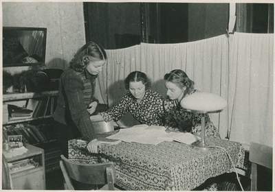 TPI tütarlaste ühiselamu, neiud õppimas, Pärnu mnt. 6, 1950.-ndad a.  duplicate photo