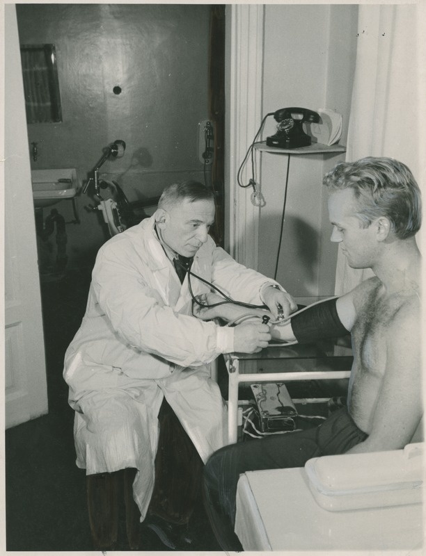 Doktor Epštein kontrollimas üliõpilast TPI med.punktis, 1960.a.