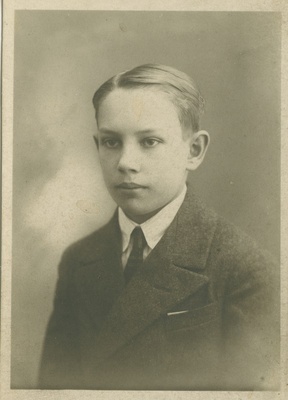 Viktor Raudsin 13-aastasena, portree, 1932.a.  duplicate photo