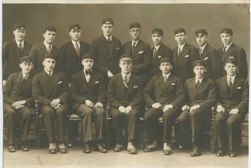 Tallinna Tehnikumi raadiotehnika haru I kursuse üliõpilased, grupipilt, tagumises reas vasakult viies on Elmar Mikita, 1920.a. lõpp