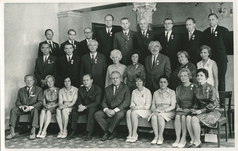Autasustamine ENSV Ülemnõukogu Presiidiumis, grupipilt, tagumises reas vasakult kolmas prof. Eduard Kull