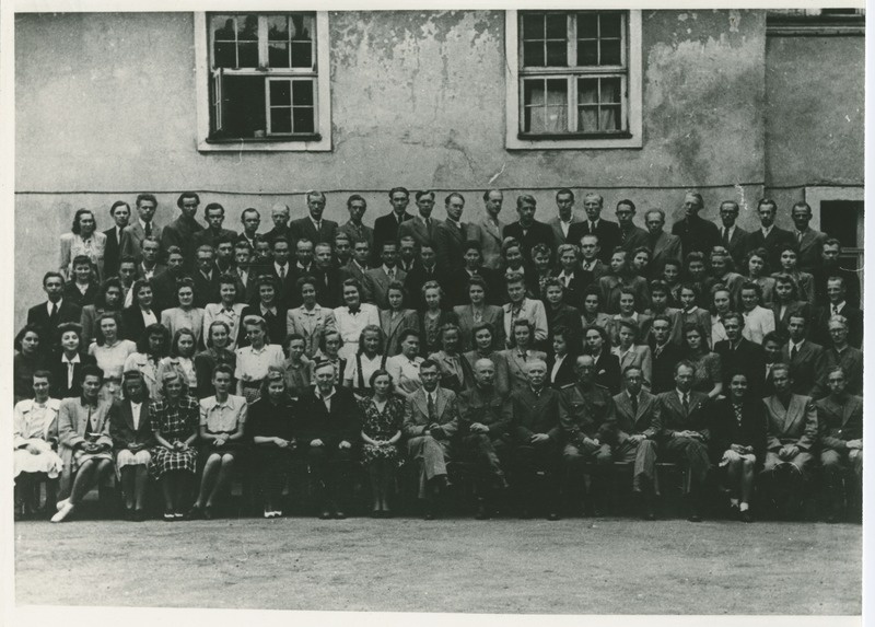 TPI majandusteaduskonna üliõpilased ja õppejõud Kohtu 4 maja ees, grupipilt, 1947