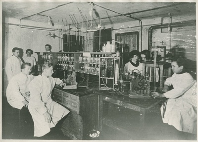 Tallinna Tehnikumi keemia laboratoorium Tolli 8, üliõpilased praktikal kvantitatiivse analüüsi ruumis, 1928.a.  duplicate photo