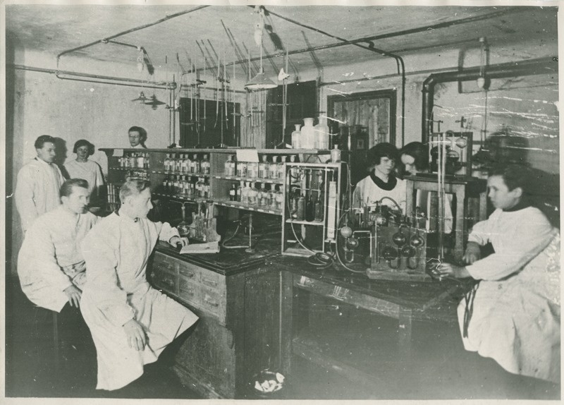 Tallinna Tehnikumi keemia laboratoorium Tolli 8, üliõpilased praktikal kvantitatiivse analüüsi ruumis, 1928.a.