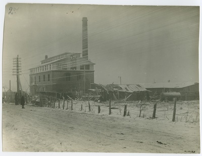 "Heliose" vabrik peale plahvatust ja põlengut, täiesti kadunud on püssirohu sõelumishoone, kus plahvatus tekkis, püssirohu jahvatushoone osaliselt purunenud, dets. 1927.a.  similar photo