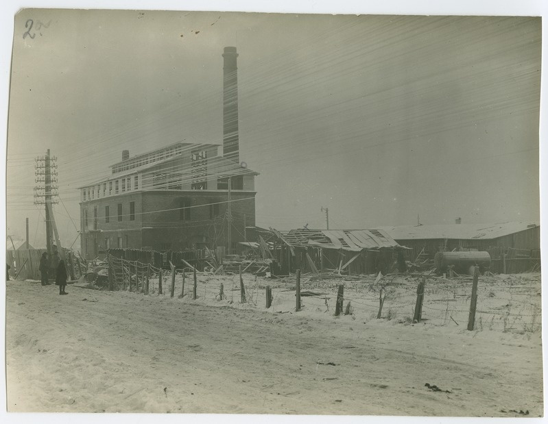 "Heliose" vabrik peale plahvatust ja põlengut, täiesti kadunud on püssirohu sõelumishoone, kus plahvatus tekkis, püssirohu jahvatushoone osaliselt purunenud, dets. 1927.a.