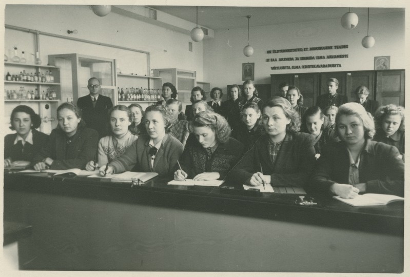 TPI anorgaanilise keemia kateedri õppejõud B. Torpan üldloengul, 1950.-ndad a.