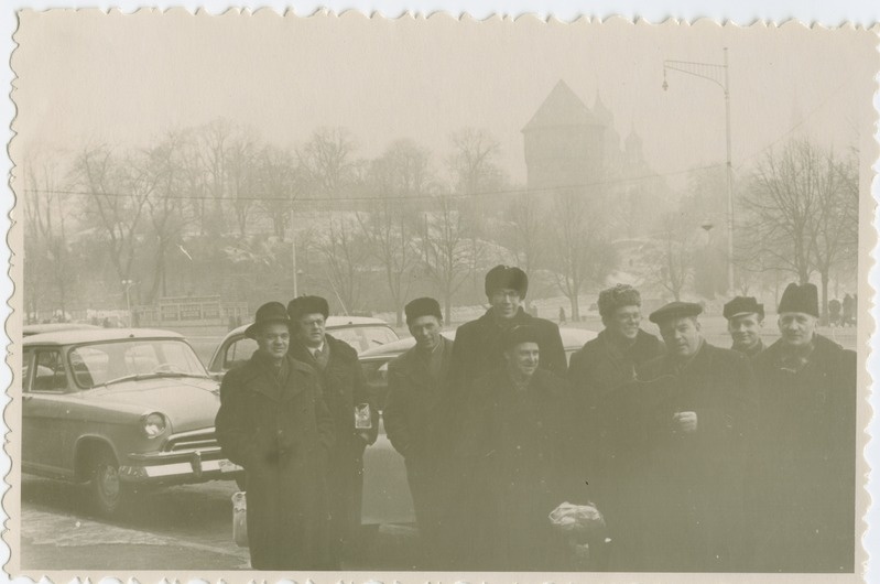 NSV Liidu Kõrgema Hariduse Ministeeriumi kontrollkomisjon Moskvast TPI-s, grupipilt Võidu väljakul, 1950.-ndad a.