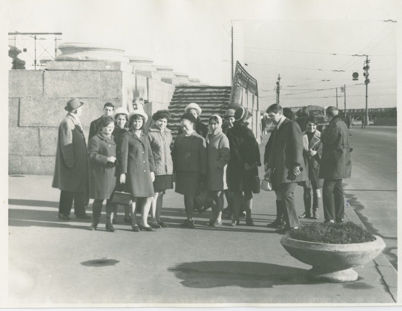 Dotsent L. Schmidt TPI üliõpilastega ekskursioonil Leningradis, 1969.a.