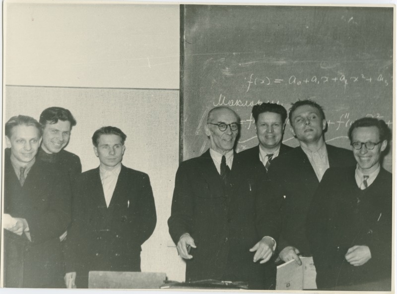 TPI dotsent K. Ratassepp majandusteaduskonna vene õppekeelega üliõpilastega peale loengut, 1950. aastad