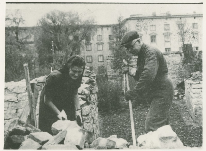 TPI laborant E. Nurmet ja dotsent H. Muischneek teadlaste maja juures taastamistöödel, 1948.a.