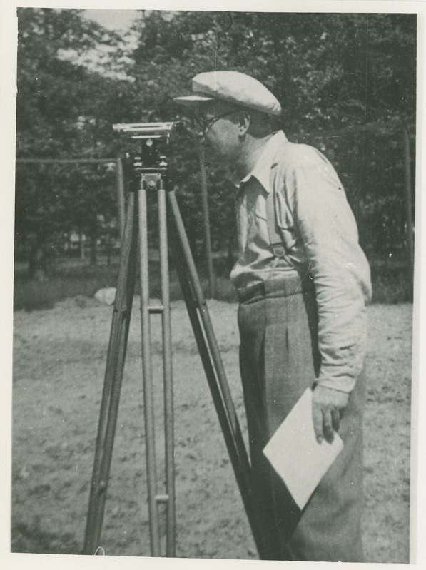 Dotsent Herbert Muischneek  mõõdistamas, 1948.a.