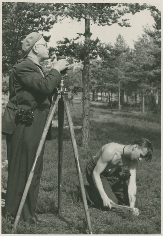 TPI hoonete ala mõõdistamine Mustamäel. Muischneek üliõpilastega. 1950ndad