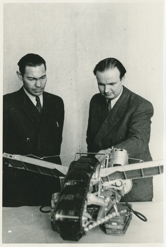 Dotsendid Eugen Soonvald ja Heino Lepikson enda konstrueeritud freesturbakoguja mudeli juures. Töö eest saadi riiklik preemia, 1952