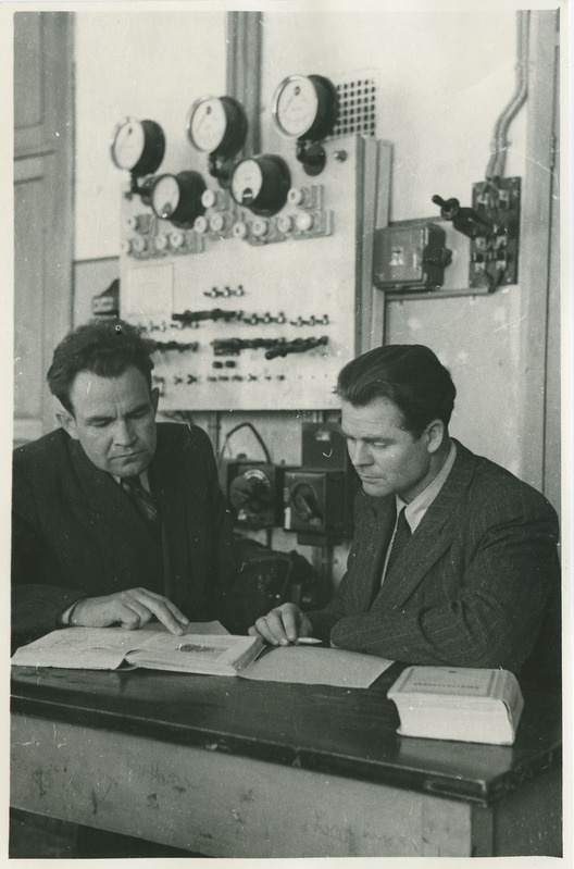 TPI ehitusteaduskonna õhtusektori III kursuse üliõpilane G. Müürsepp konsultatsioonil dots. kt. Paul Plakk'i juures, 1951.a.