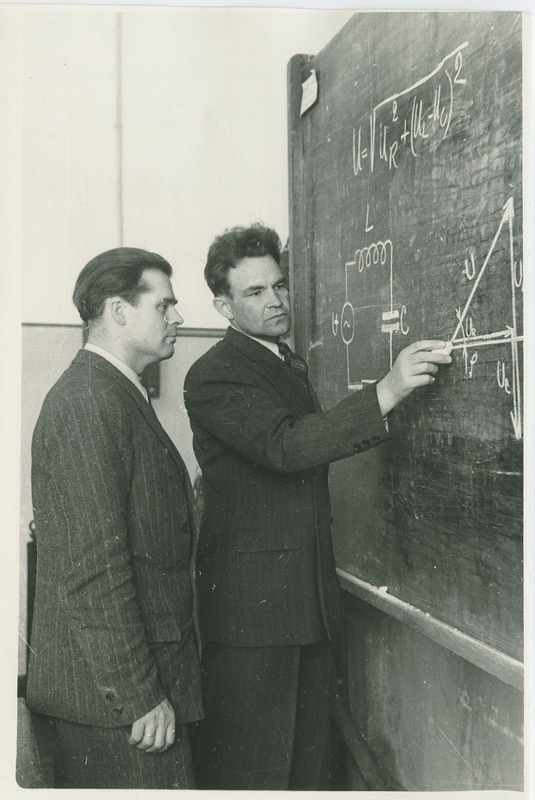 TPI mehaanikateaduskonna dotsentdi kt. Paul Plakk eksamineerimas õhtusektori ehitusteaduskonna III kursuse üliõpilast Gunnar Müürseppa, 1951.a.