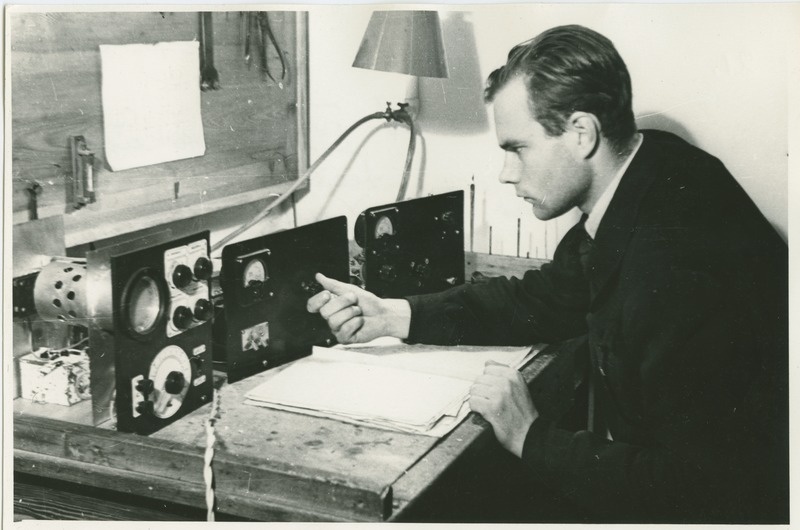 TPI ÜTÜ nõukogu esimees , mehaanika teaduskonna IV kursuse üliõpilane Olaf Terno laboratoorsel tööl, 1951.a.