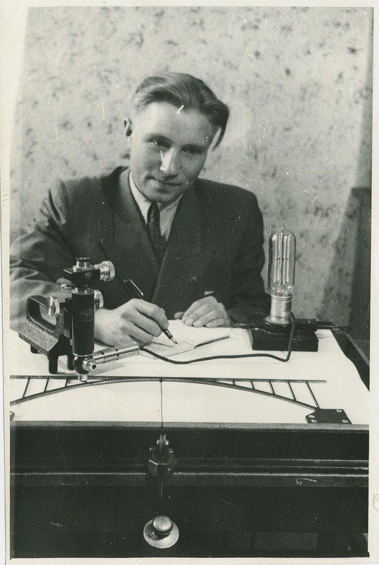 IV kursuse üliõpilane Uno Nigul vesiehituse laboris , 1952.a.
