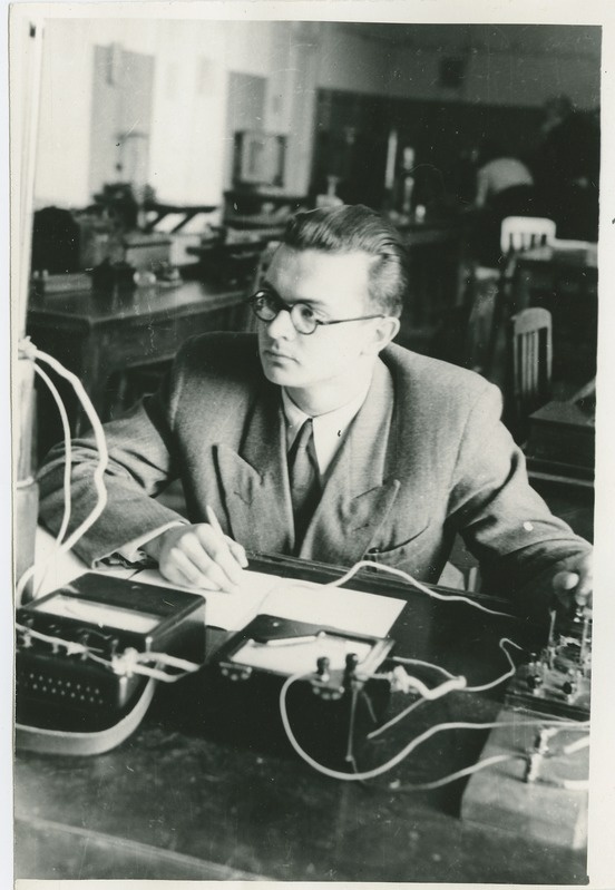 Ehitusteaduskonna II kursuse komnoor Jüri Kristjan füüsika praktikumis, 1959.a.