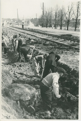 Kopli trammitee kaherealiseks ehitamine, paremalt esimene prof. A. Humal, 1950.a.  similar photo