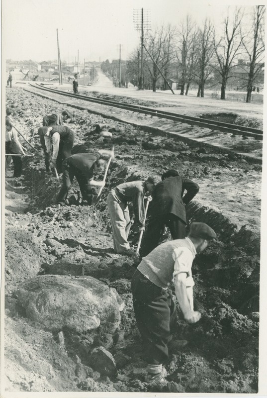 Kopli trammitee kaherealiseks ehitamine, paremalt esimene prof. A. Humal, 1950.a.