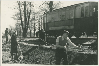 Kopli trammitee kaherealiseks ehitamine, paremalt esimene prof. A. Humal, 1950.a.  duplicate photo