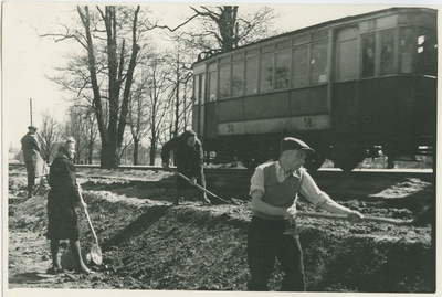 Kopli trammitee kaherealiseks ehitamine, paremalt esimene prof. A. Humal, 1950.a.  similar photo