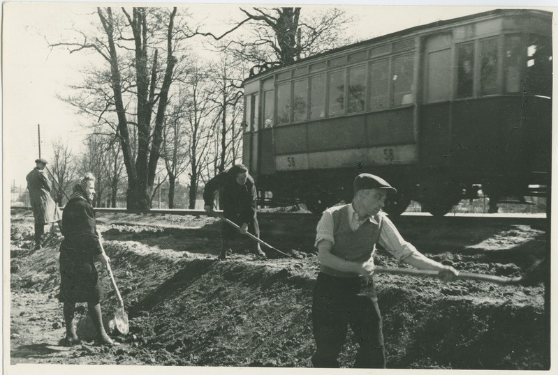 Kopli trammitee kaherealiseks ehitamine, paremalt esimene prof. A. Humal, 1950.a.