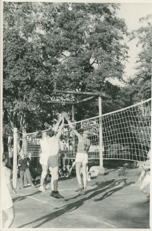 TPI õppejõud võrkpallurid võistlemas Konservatooriumi võistkonnaga, 1948.-1952.a.
