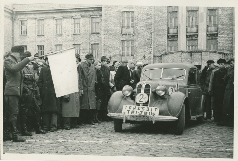 Tähesõitjad enne starti TPI peahoone ees Kalinini 101, 1950.-ndad a.