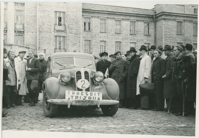 Tähesõitjad enne starti TPI peahoone ees Kalinini 101, 1950.-ndad a.