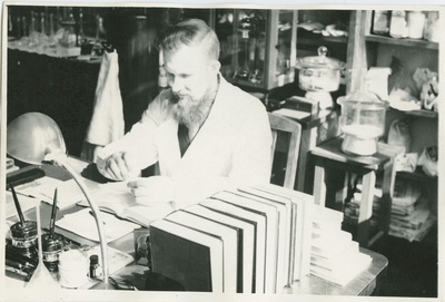 Andres Väärismaa, TPI anorgaanilise ja analüütilise keemia laboratooriumi instruktor-assistent, töötamas, 1936.-1940.a.  duplicate photo