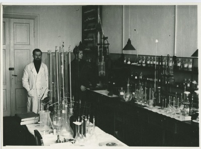 Anorgaanilise ja analüütilise keemia labori instruktor-assistent Andres Väärismaa läbi viimas laboratoorseid töid, 1936.-1940.a.  duplicate photo