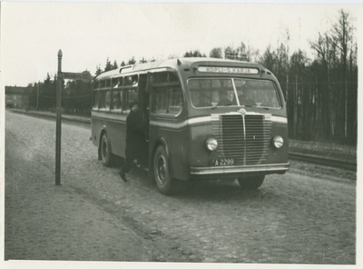 Andres Väärismaa bussile astumas, 1936.-1940.a.  duplicate photo