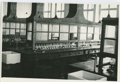TTÜ anorgaanilise ja analüütilise keemia laboratoorium, instruktor-assistent Andres Väärismaa (paremal) üliõpilast juhendamas, 1938.-1940.a. 1938.-1940.a.  duplicate photo