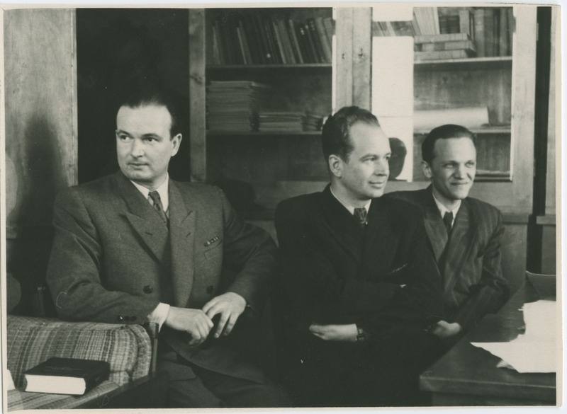 TPI matemaatika kateedri õppejõud Heino Lepikson (vasakul), Karl Allik (keskel), 1950.-ndad a.