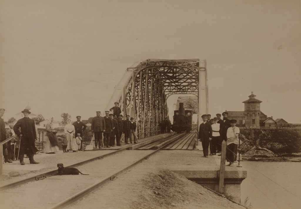 Raudteesild üle Velikaja jõe (Riia sild), otsevaade pärast ehituse lõppu / Railway bridge over the Velikaya River (Riga Bridge), front view after the end of construction