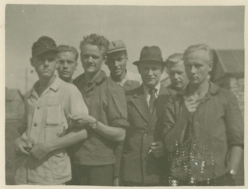 TPI üliõpilased tootmispraktikal Viivikonna kaevanduses dots. L. Kalmani juhendamisel, grupipilt 1947.-1949.a.