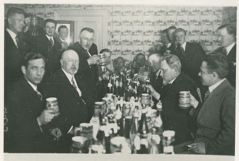 Insener Lõvi diplomitöö eduka kaitsmise tähistamine üliõpilasühingu "Valgma" ruumides, 1933.a.