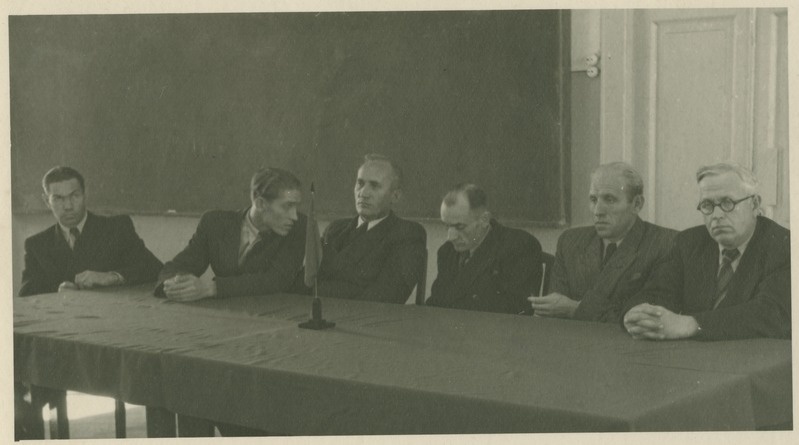 TPI nõukogu koosolek, laua taga vasakult: 1) E. Soonvald, 2)H. Gross, 3) L. Schmidt, 4) E. Kangur,5) H. Laul, 6) H. Muischneek, 1951.a.