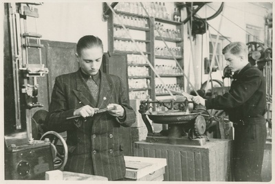 Ehitusteaduskonna üliõpilased komnoored E. Paalman ja E. Teedla praktikal, 1953.a.  duplicate photo