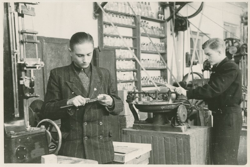 Ehitusteaduskonna üliõpilased komnoored E. Paalman ja E. Teedla praktikal, 1953.a.