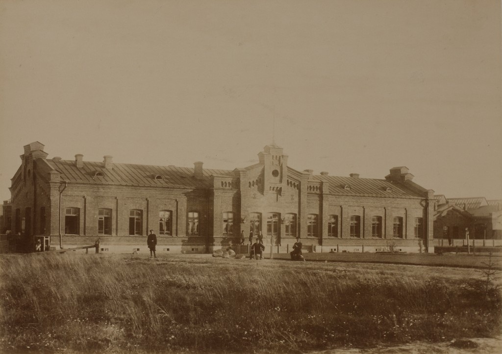 Valga raudteejaam tänava poolt vaadatuna / Valga train station, street side view