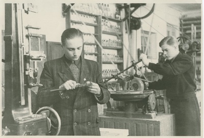 Ehitusteaduskonna üliõpilased komnoored E. Paalman ja E. Teedla praktikal, 1953.a.  similar photo