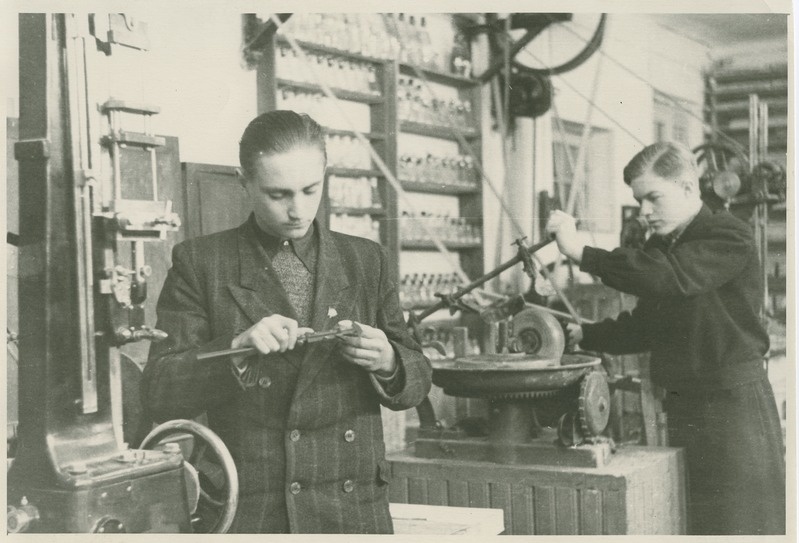 Ehitusteaduskonna üliõpilased komnoored E. Paalman ja E. Teedla praktikal, 1953.a.
