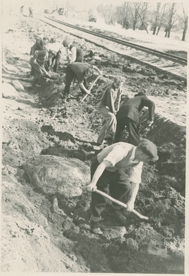 Kopli trammitee kaherealiseks ehitamine, paremalt esimene prof. A. Humal, 1950.a.  duplicate photo