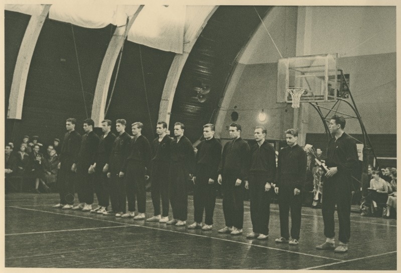 TPI korvpallimeeskond võimlas rivis peale võistluste lõppu, 1960.-ndad a.