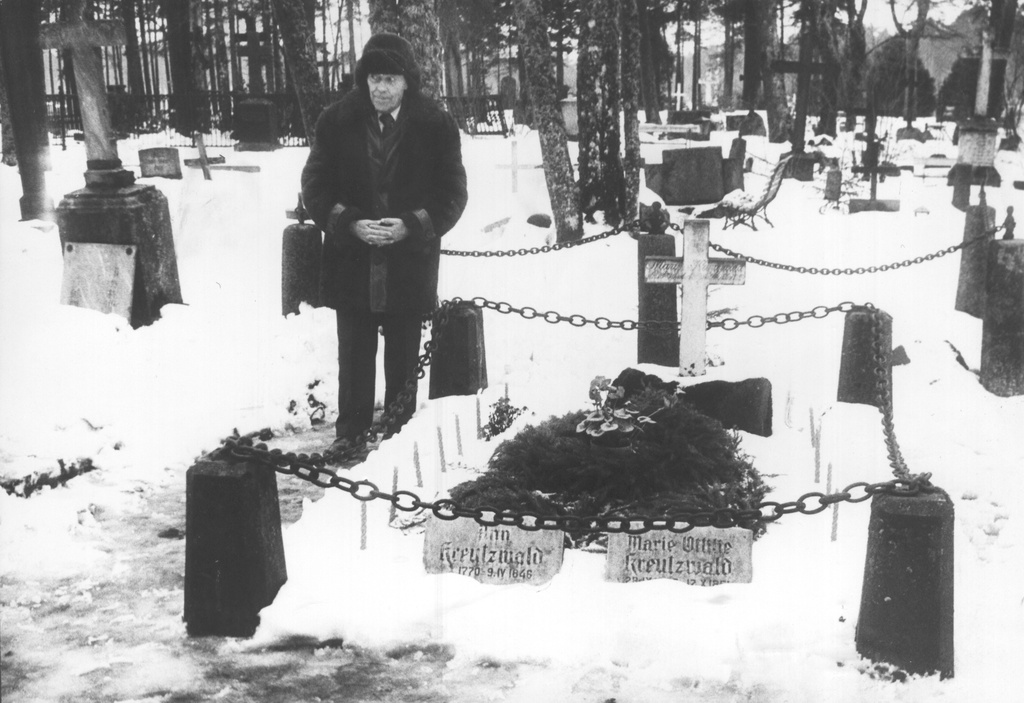 Foto. Elmo Ploom Kreutzwaldi ema ja tütre kalmu juures 1983.a. detsembris.