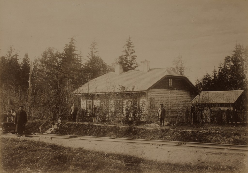 Väike raudteetööliste elamu Ozoli kõrtsi (Ozolkrogs) lähistel / The small railroad workers house by the Ozol tavern (Ozolkrogs)